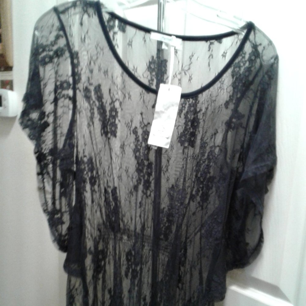 Mystree lace top ~ Navy